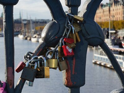 Evig kärlek med graverade hänglås